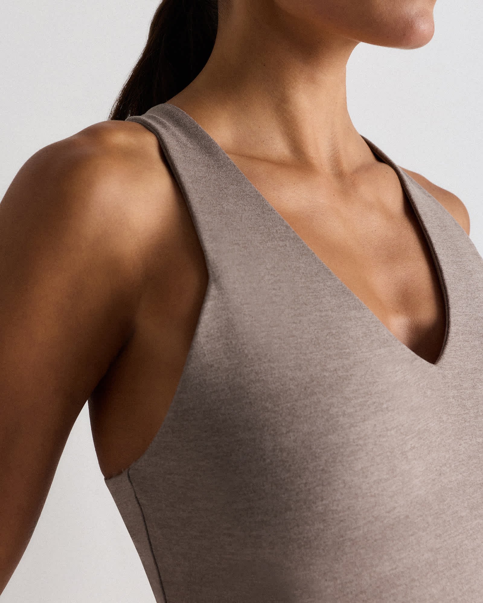 Ultra-Soft V-Neck Cropped Tank - 图片 3